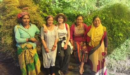 सारा अली खान ने महिलाओं से की मुलाकात