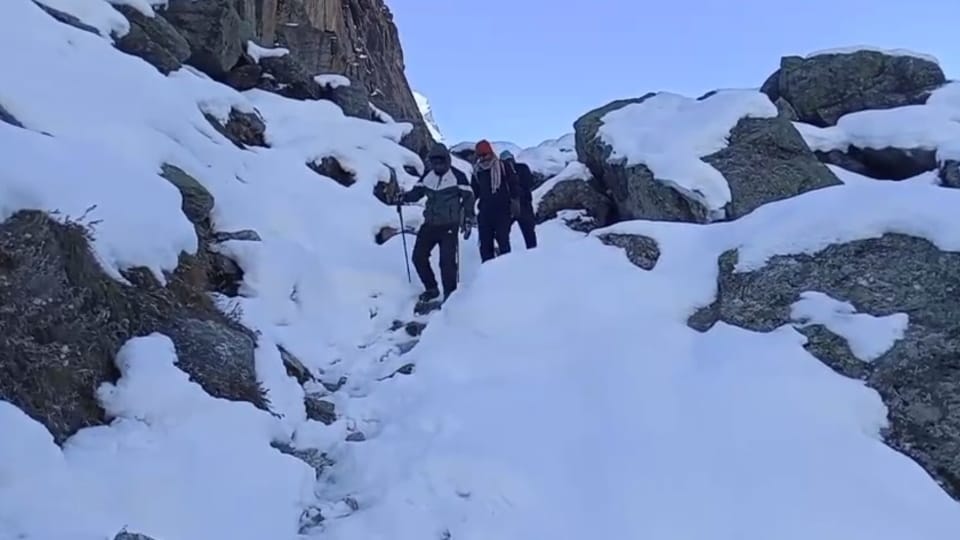 Chamoli: After the snowfall, the first group of trekkers reached Satopanth Lake