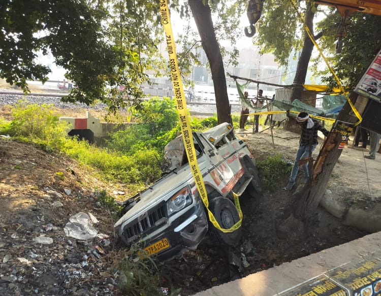 सीतापुर में दर्दनाक हादसा: उत्तराखंड से मरीज लेकर बनारस जा रही निजी एम्बुलेंस पलटी, चार की मौत