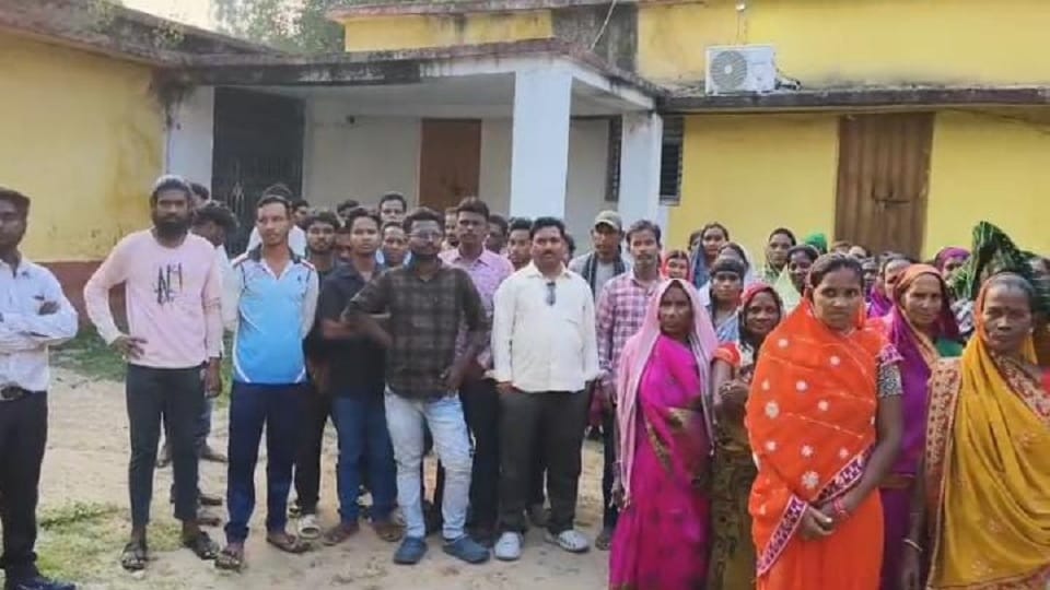 Villagers angry over delay in payment of compensation amount by NTPC protest in front of tehsil in Korba