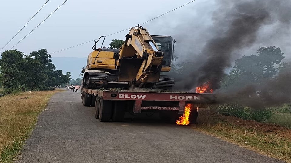 ट्रेलर में लगी आग