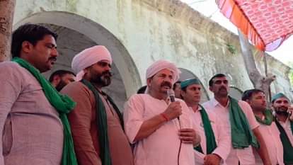 धरने पर बोलते चौधरी नरेश टिकैत।