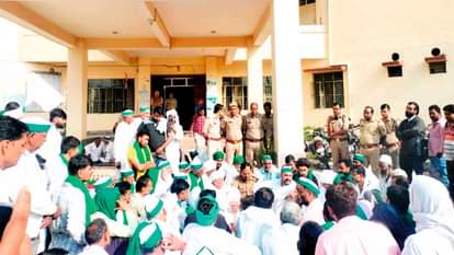 धरने पर बैठे कार्यकर्ता