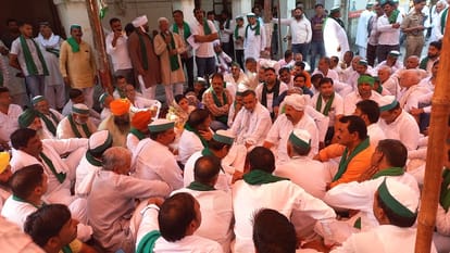 Muzaffarnagar: Farmers stormed the Collectorate, demanding sugarcane prices equal to Punjab, Tikait said this.