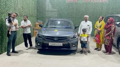 शाहदरा में एक परिवार कार की डिलिवरी लेता हुआ।