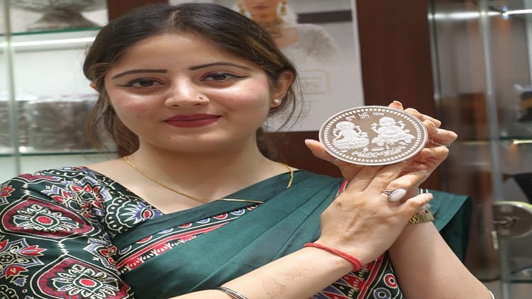 धनतेरस पर धनवर्षा की उम्मीद: दिल्ली के बाजारों में ऑफर्स की भरमार; GST दर कम होने से खरीदारी में बूम के हालात