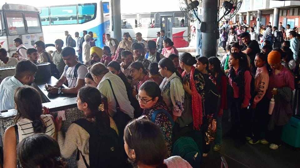 Crowed at ISBT 43 and sector 17 in Chandigarh for returning to home by buses on Diwali