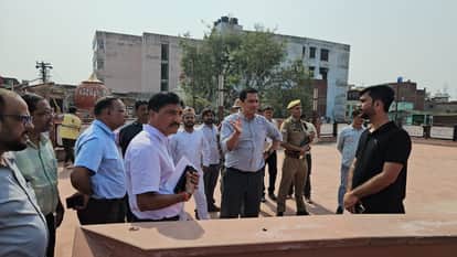 अचल सरोवर का निरीक्षण करते हुए नगर आयुक्त