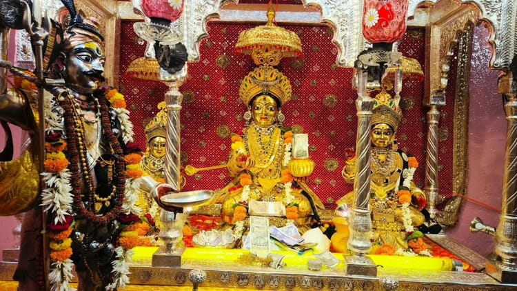 Dhanteras: काशी में श्रद्धालुओं पर खजाना लुटा रहीं मां अन्नपूर्णा, स्वर्णमयी स्वरूप के दर्शन कर निहाल हुए भक्त