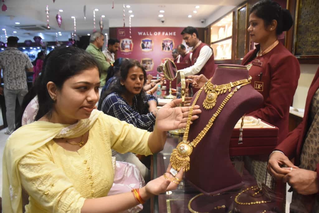 Dhanteras: Record-breaking purchases in the bullion market, gold and silver prices rise, customers double, dem