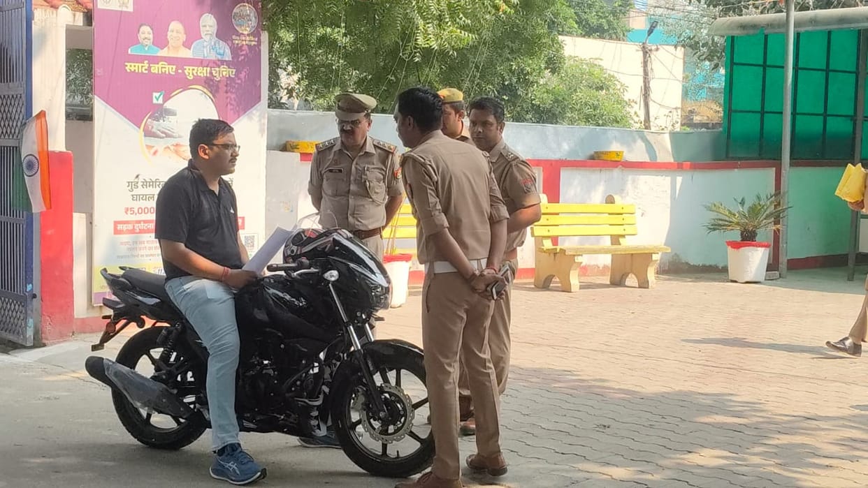 SP Suraj Kumar Rai patrols Bagpat markets on bike to review security arrangements on Dhanteras