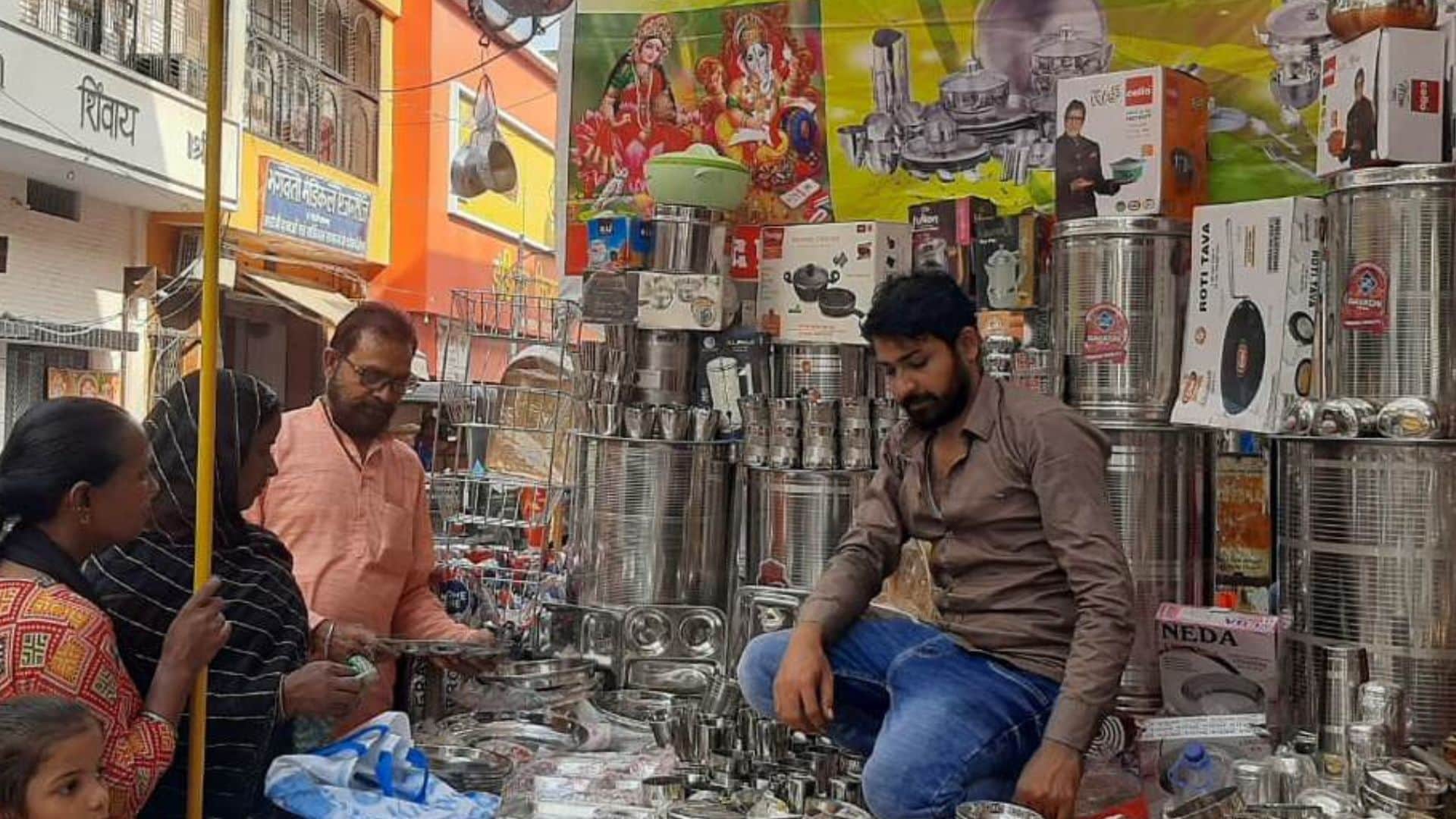 Dhanteras 2025 Azamgarh roads were jam-packed alleys were packed shopping was plentiful security in place