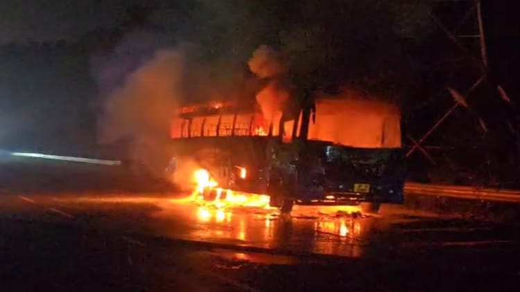 NH- 34 पर बड़ा हादसा: हरदोई जा रही बस में लगी आग, 60 यात्रियों ने कूदकर बचाई जान, देखें हादसे का वीडियो