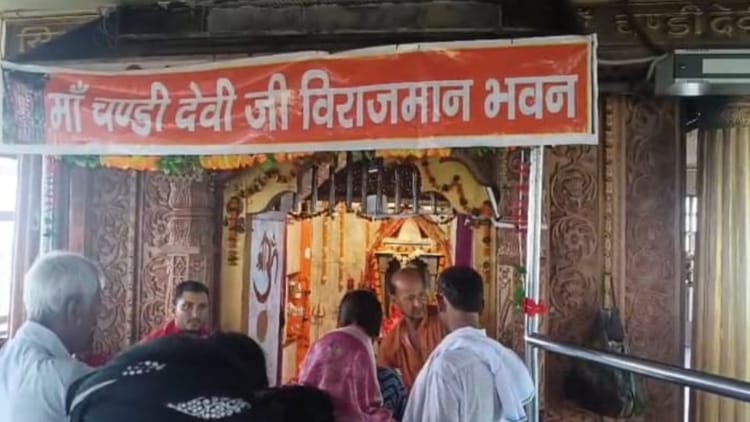 Haridwar: डीएम के पास फरियाद लेकर पहुंचे चंडी देवी मंदिर के पुजारी, महंत पर लगाए गंभीर आरोप