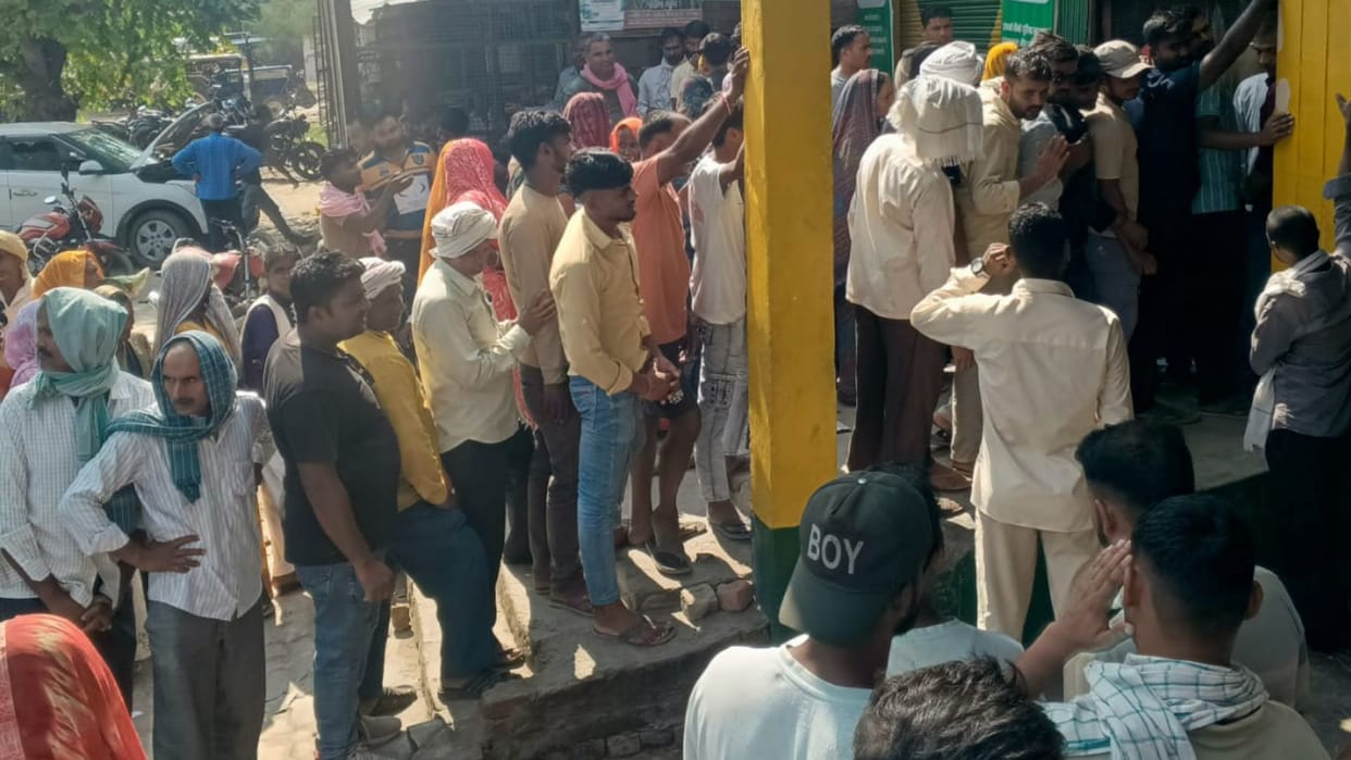 Farmers crowded committees for DAP fertilizer in Mau