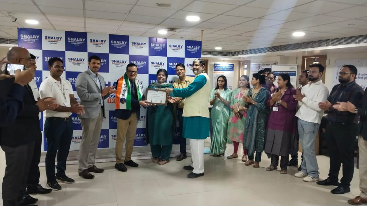 Indore News: Krishna Guruji celebrated Gratitude Day by honouring doctors on Dhanteras