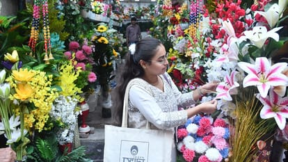 Diwali: Shoppers throng Moradabad markets on Dhanteras, business worth over Rs 750 crore expected
