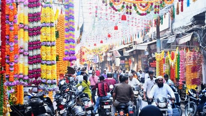 Diwali: Shoppers throng Moradabad markets on Dhanteras, business worth over Rs 750 crore expected