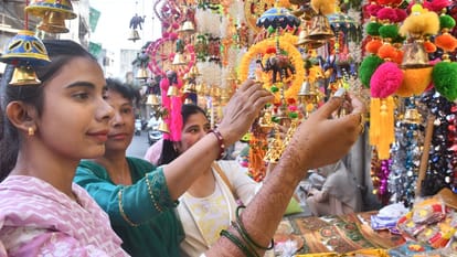 Diwali: Shoppers throng Moradabad markets on Dhanteras, business worth over Rs 750 crore expected