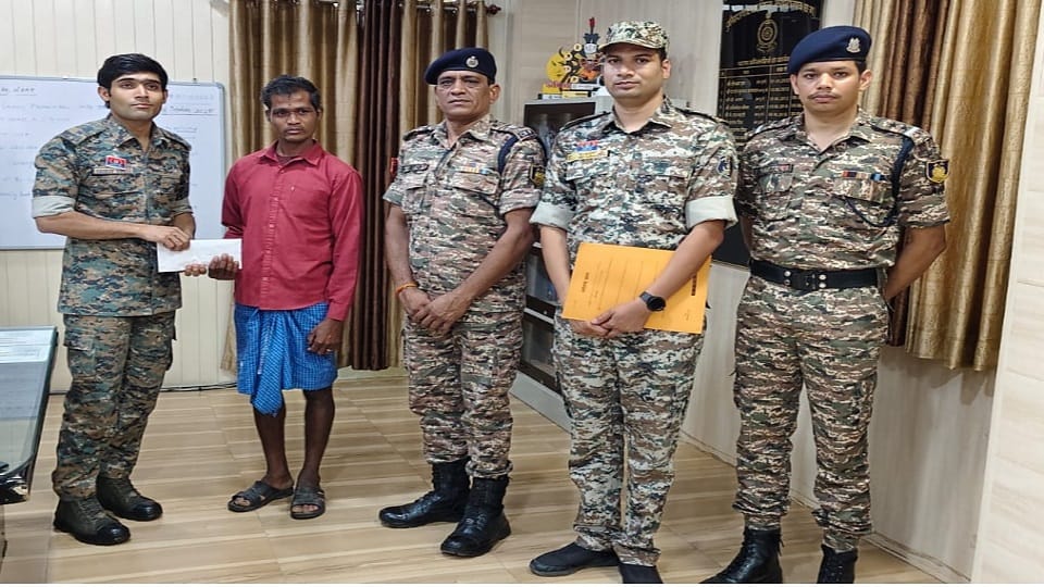 Naxalite Pillasay Kashyap carrying a reward of Rs 1 lakh surrenders in Kondagaon