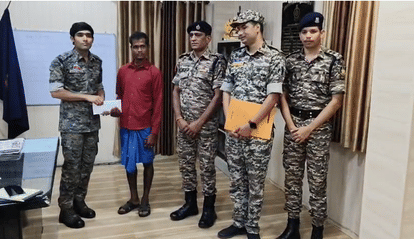 एलओएस सदस्य ने कोंडागांव एसपी के सामने किया आत्मसमर्पण