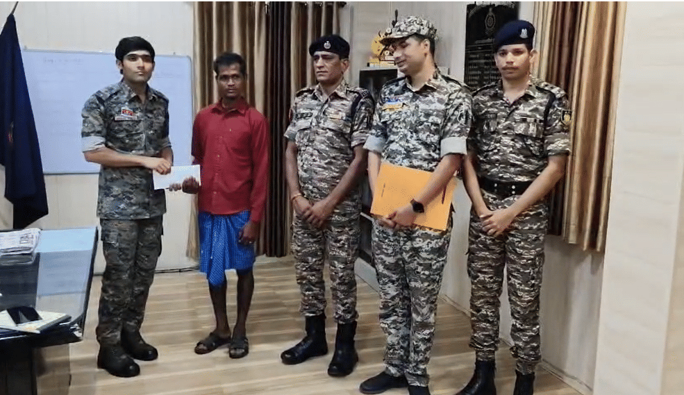 एलओएस सदस्य ने कोंडागांव एसपी के सामने किया आत्मसमर्पण