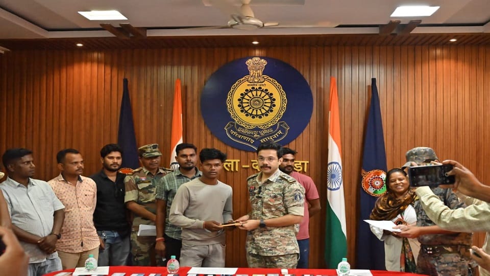 Faces lit up after finding lost phones on Dhanteras Dantewada SP hands over mobile phones to people in Jagdalp