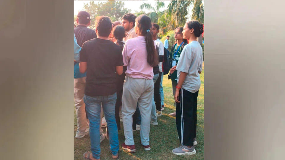 In Gorakhpur, Wrestling on the Kabaddi mat...Girls clashed over a celebratory dispute