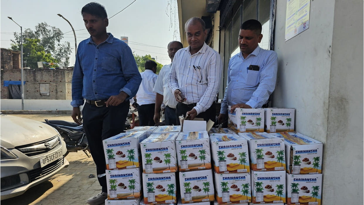 In Gorakhpur, Five quintals of spoiled dates from Delhi, 10 quintals of sweets from Lucknow seized