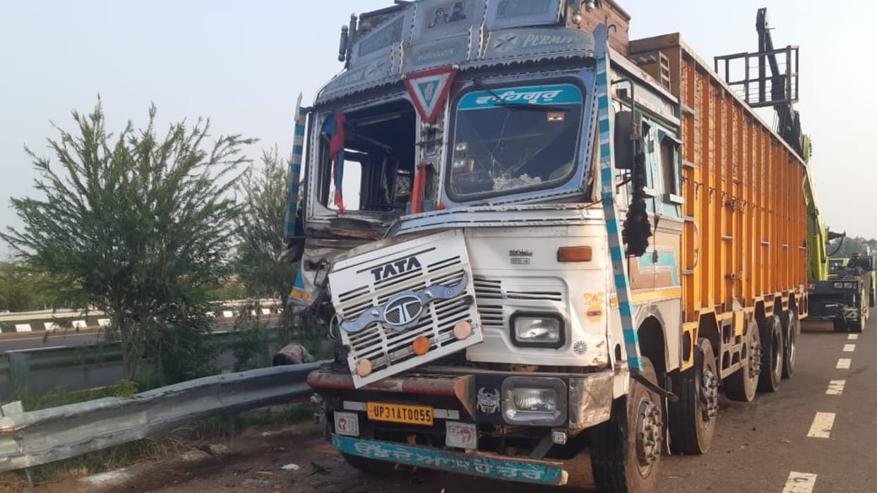 UP Accident news Festive joy turns to mourning Tragic accident on Purvanchal Expressway truck driver dies
