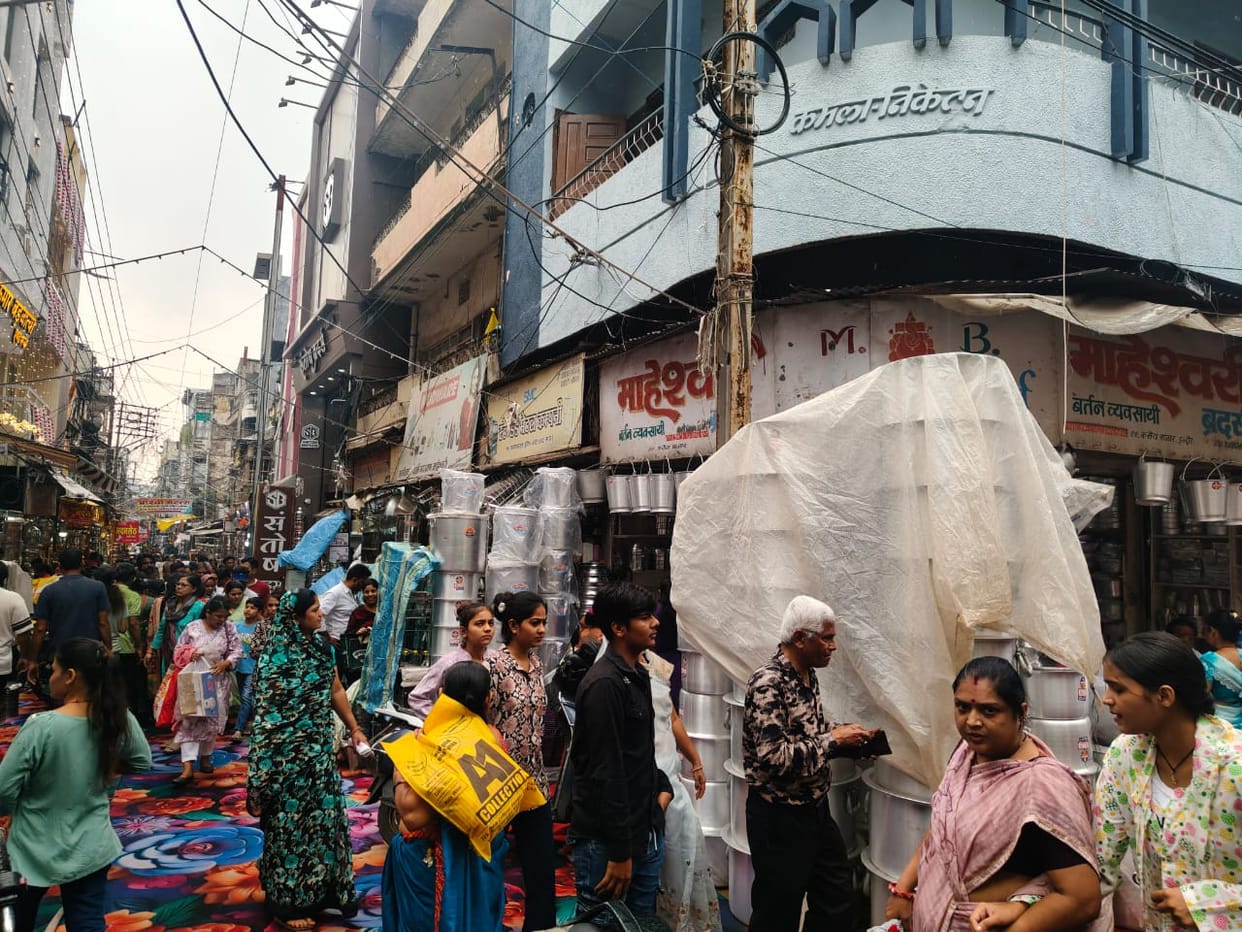 Indore: It rained on Dhanteras in Indore, spoiling the decoration of the markets, leaving customers and packin