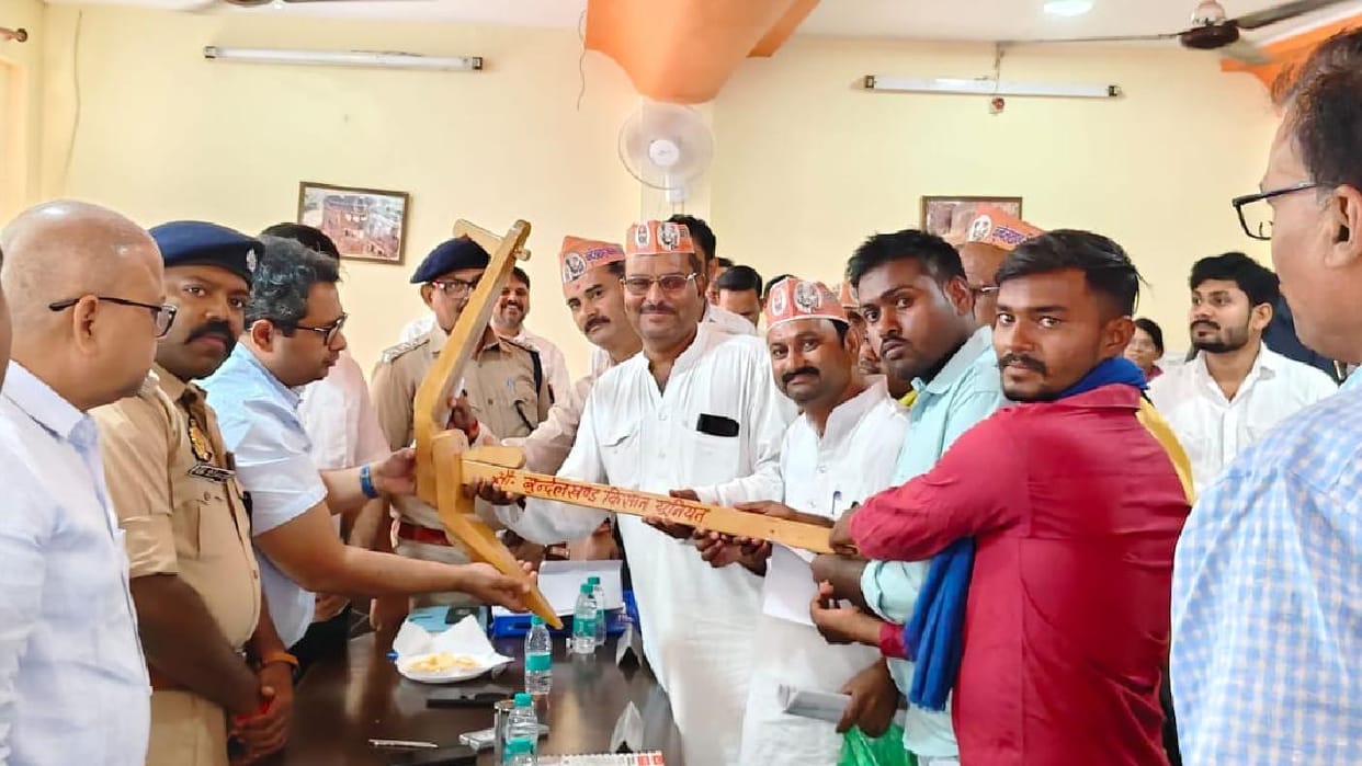 Jhansi: DM and SSP reached Tahrauli Sampoorna Samadhan Diwas