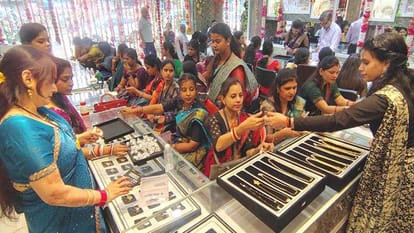 Dhanteras 2025: Markets saw purchases worth 2,000 crore rupees.