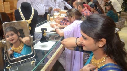 Dhanteras 2025: Markets saw purchases worth 2,000 crore rupees.