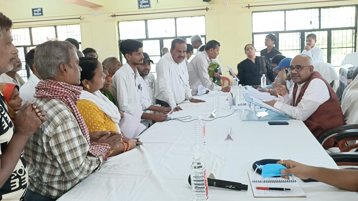 Kanpur Solution Day chaired by DM crowd of complainants gathered instructions to resolve problems