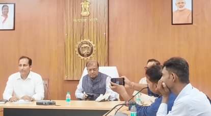 ईपीएफओ पहल की जानकारी देते अधिकारी