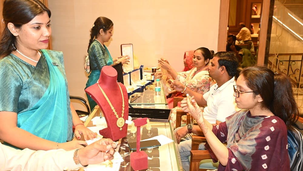 Kanpur Dhanteras 2025 Bullion prices at their peak traders hopeful of strong demand for coins and jewellery