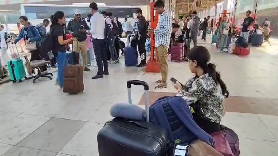 Due to the festive season, there is a rush of passengers in Delhi, Noida and Ghaziabad