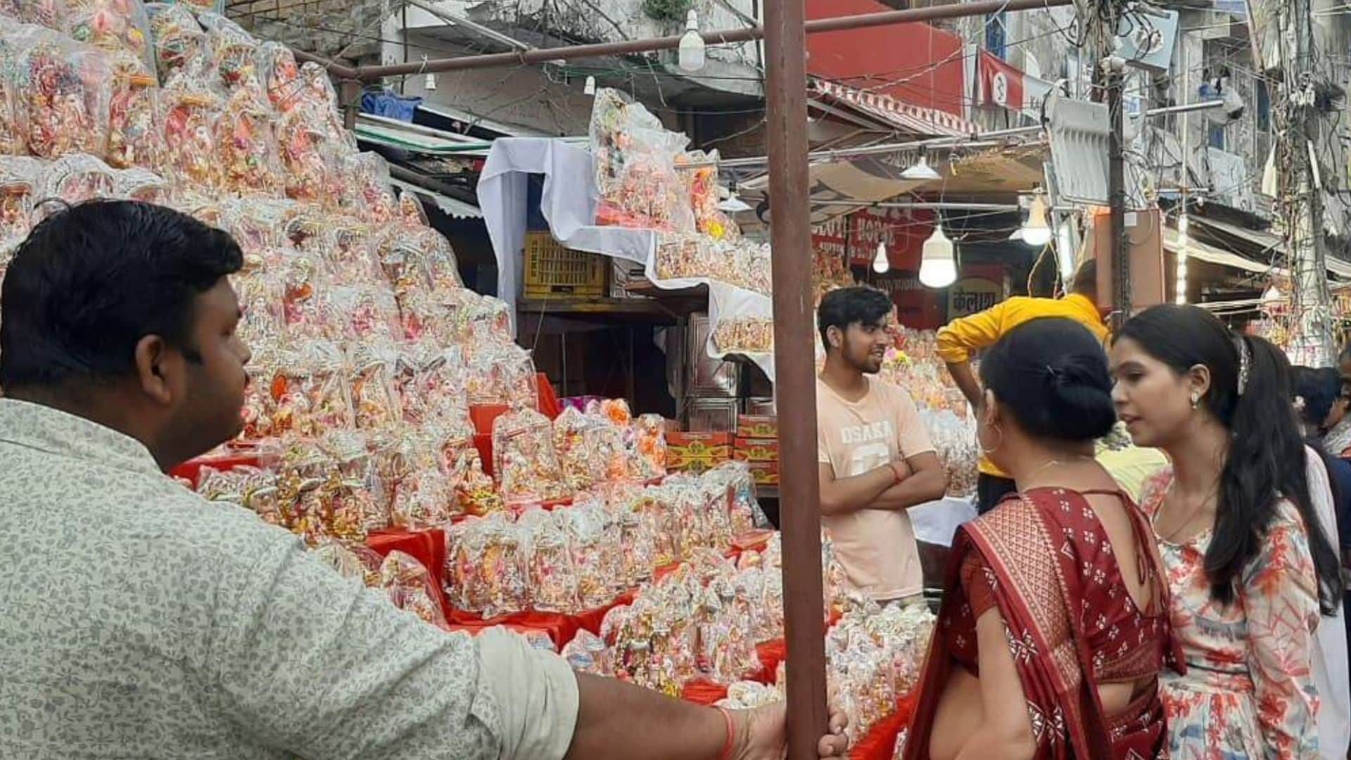 Dhanteras 2025 Azamgarh roads were jam-packed alleys were packed shopping was plentiful security in place
