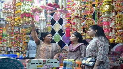 लक्ष्मीबाई मार्ग पर दीपावली को लेकर घर की सजावट का सामान खरीदती महिलाएं