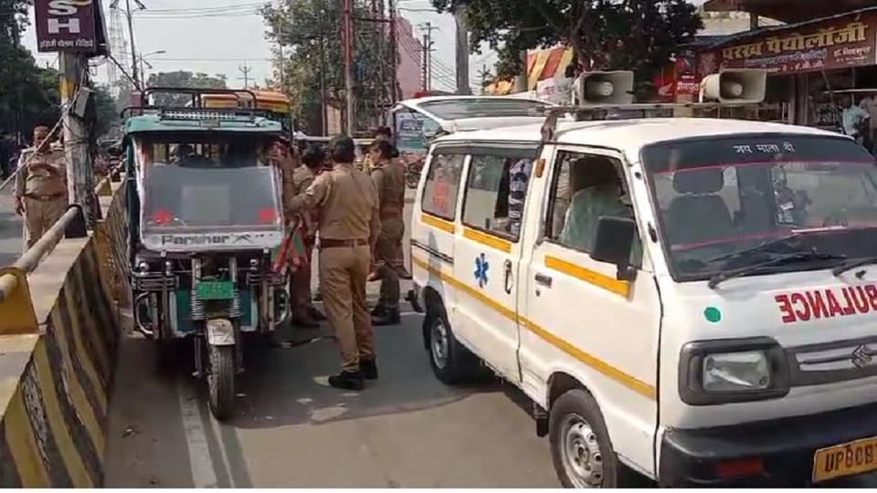 Woman gives birth to baby in e-rickshaw in mainpuri