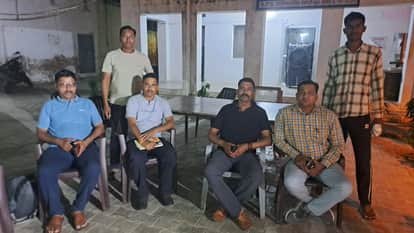 मुरसान कोतवाली में ततेरे भाई के साथ कागजी कार्रवाई करते लापता सचिन पोनियां की बटालियन के लोग