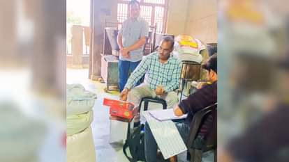 मिठाई की जांच के लिए सैंपल लेते हुए।