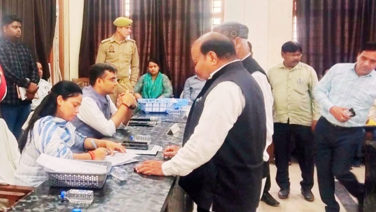 Samadhan Diwas Out of 396 cases in three tehsils of Varanasi only 19 were resolved cases related to revenue