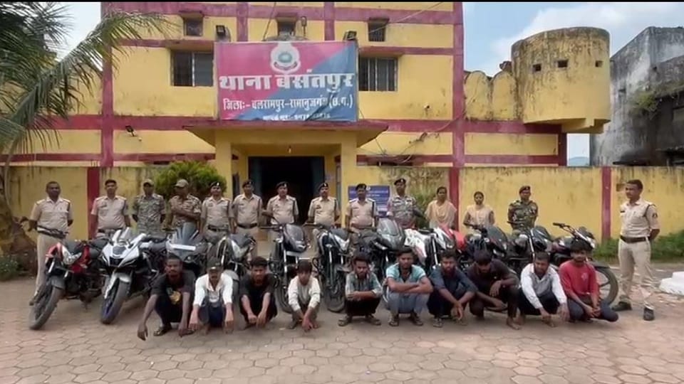 Basantpur police busted a bike theft gang 10 accused arrested 11 bikes recovered in Balrampur Ramanujganj