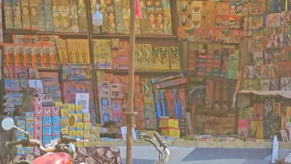 Firecracker shops flout administrative instructions disregarding regulations to set up gunpowder markets in Ko