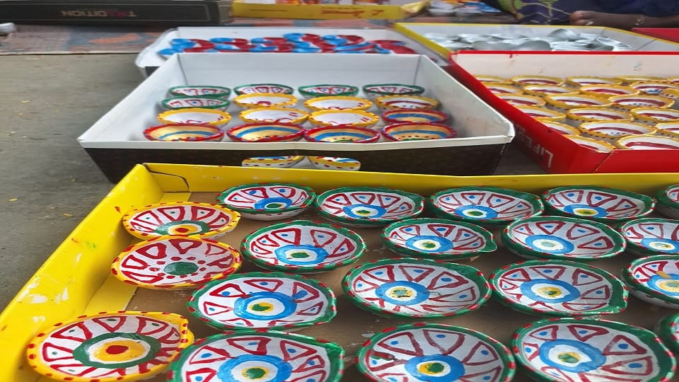 Balrampur Ramanujganj Pragati Van Women Self Help Group made 7000 colorful lamps huge demand for Diwali