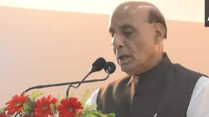 राजनाथ सिंह संबोधित करते हुए