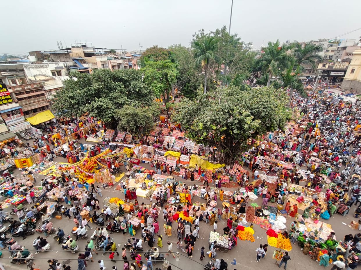 Indore: Dhanteras celebrations in Indore, markets filled with money, vehicles and electronic devices sold in l