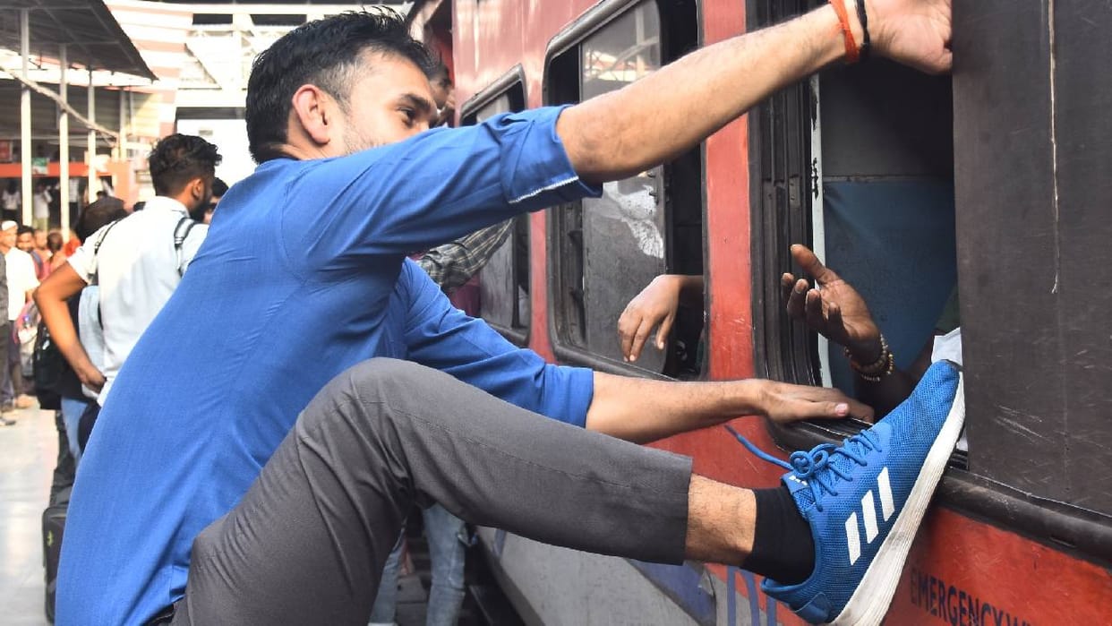 UP: Returning home for Diwali becomes more expensive, Mumbai-Lucknow air tickets sell for 30,000; trains run o